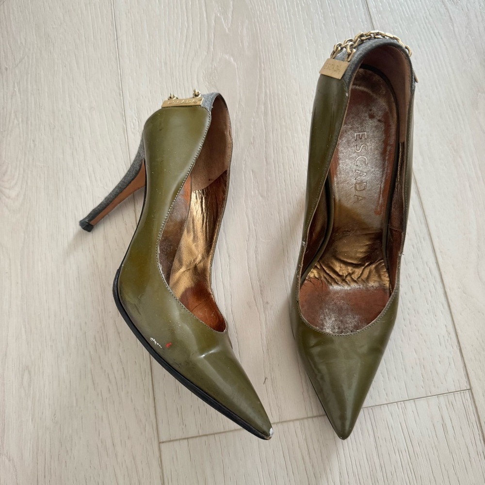 Escada Green Patent Leather Classic pointed toe 4 inch heel with chain detail